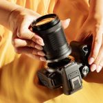 Leichtes Canon RF-S Objektiv im Einsatz für flexible Foto- und Videoaufnahmen unterwegs.